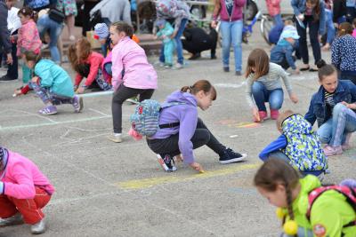 В Шилово в День защиты детей рисовали на асфальте, играли в шахматы и лакомились мороженым